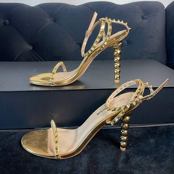 Fashion Nova gold heel - Picture 5 of 5